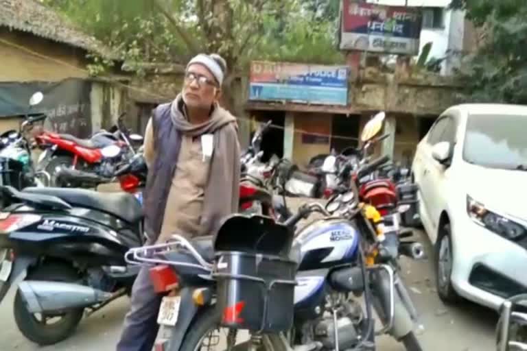 conractor robbed three lakh rupees in dhanbad