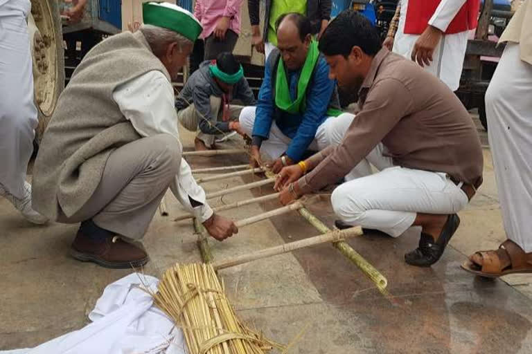 the last rites of the new agricultural laws were performed in noida uttar pradesh