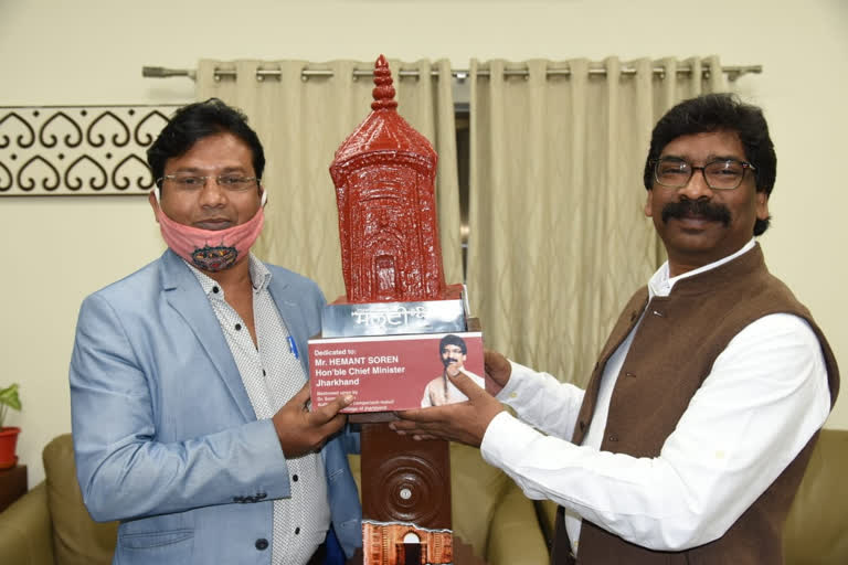 Terracotta model of Maluti temples handed over to CM Hemant in rancchi