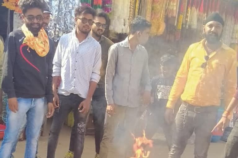 congress-burnt-effigy-of-mp-santosh-pandey-over-controversial-statement-on-farmers-in-rajnadgaon