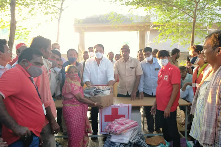 అగ్నిప్రమాద బాధితులకు బియ్యం, సరుకులు, దుస్తులు పంపిణీ