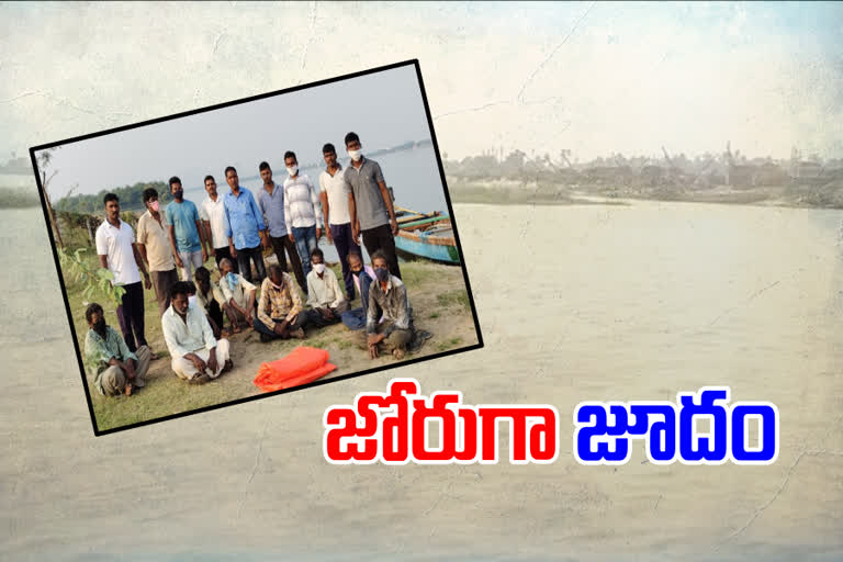 Poker sites have been spotted in the Krishna River waters of Guntur.