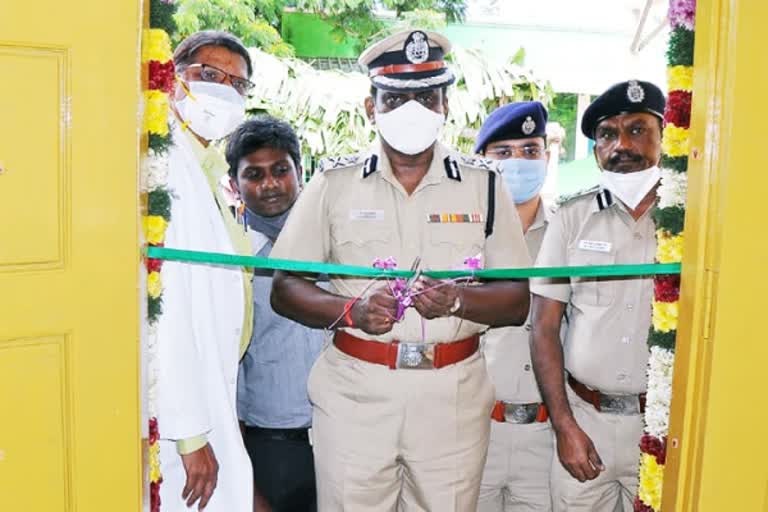 தென்மண்டல ஐ.ஜி முருகன்  South zone IG Murugan  தேனி அரசு மருத்துவக்கல்லூரி மருத்துவமனை  Theni Government Medical College Hospital  South Zone IG Murugan Inaugarate Out Police Station In Theni  Out Police Station  புறக்காவல் நிலையம்