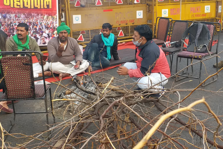 the farmers stayed Despite the rain on the chilla border in noida