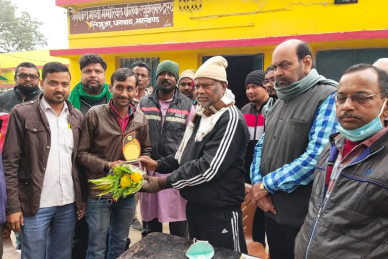 mla honored by giving memento to ankit in dhanbad