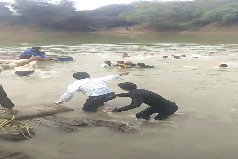 boat-sunk-in-chamla-river-in-ujjain