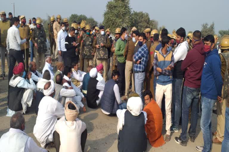 बहरोड़ में धरने पर बैठे किसान, Farmers sitting on strike in Behror