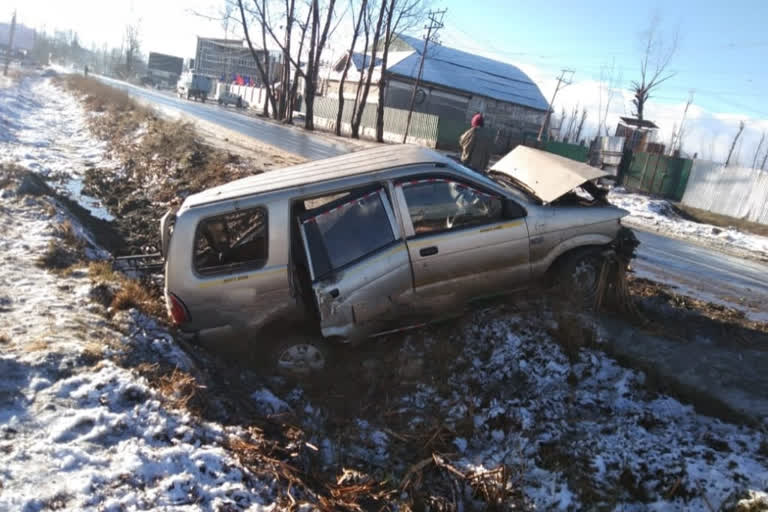 six people injured in ganderbal road accident