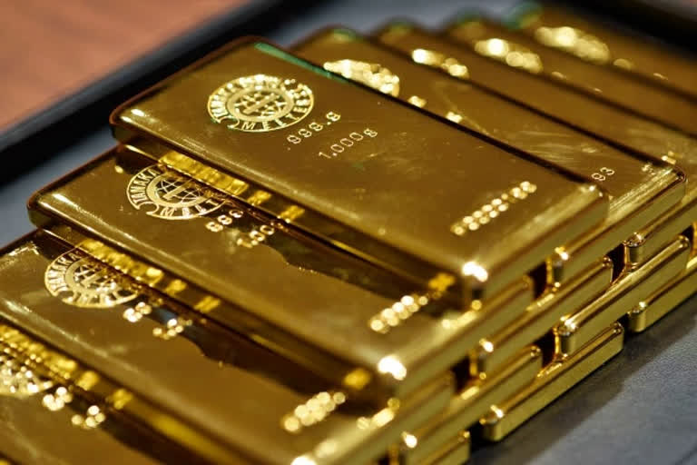 gold recovered from Trichy airport  gold  gold seized at Trichy airport  Tamil Nadu: Rs 1.07 crore worth gold recovered from Trichy airport  Trichy airport  ട്രിച്ചി വിമാനത്താവളത്തില്‍ വന്‍ സ്വര്‍ണ്ണവേട്ട; 2.1 കിലോഗ്രാം സ്വര്‍ണ്ണവുമായി മൂന്ന് പേര്‍ പിടിയില്‍  ട്രിച്ചി വിമാനത്താവളത്തില്‍ വന്‍ സ്വര്‍ണ്ണവേട്ട  2.1 കിലോഗ്രാം സ്വര്‍ണ്ണവുമായി മൂന്ന് പേര്‍ പിടിയില്‍