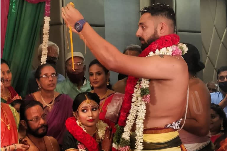 Cricketer Varun Chakravarthy gets married to his girlfriend
