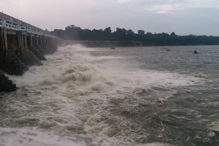 உபரி நீரால் மூழ்கிய கொசஸ்தலை ஆற்று தரைப்பாலம்