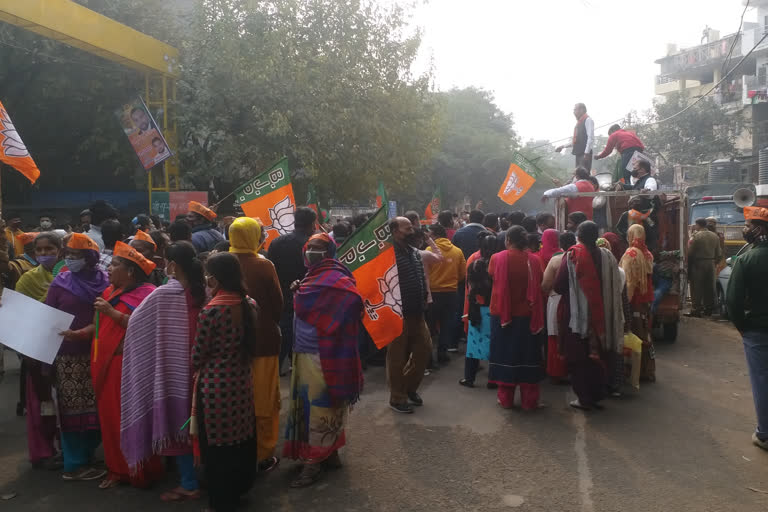 BJP workers protest outside AAP spokesperson Saurabh Bhardwaj's office