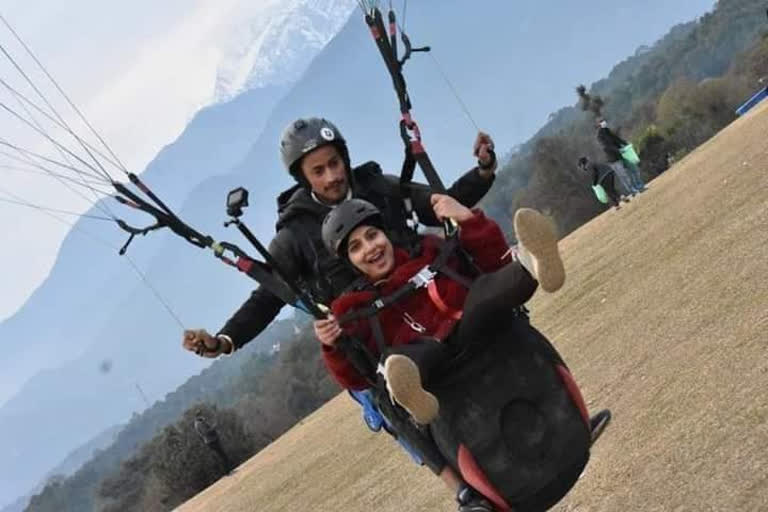 Actress Vidya Balan did paragliding in Bir Billing