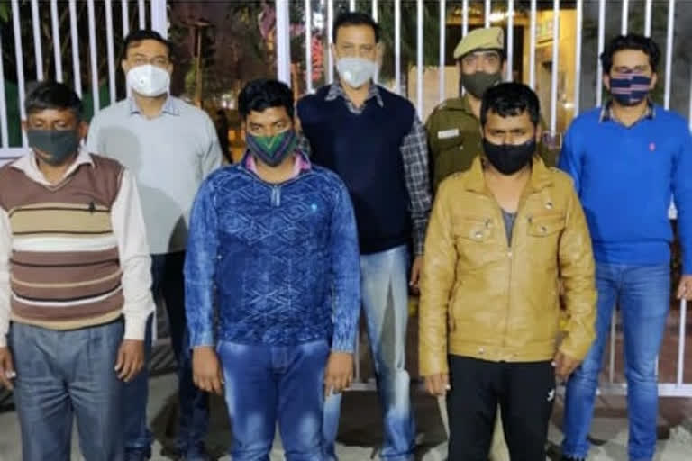 Gang exposed cheater gang in delhi