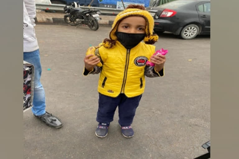 four year old samaritan distributes biscuits bananas to protesting farmers at delhi ghazipur border