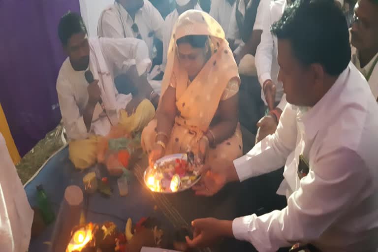 mla-mamta-chandrakar-performed-bhumi-pujan-for-road-construction-in-patuwa-of-pandaria