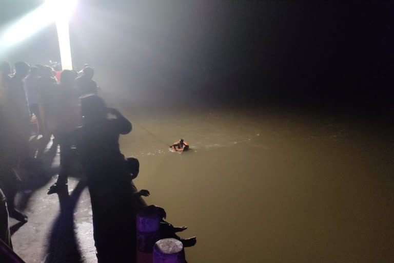 a girl child drowning in the swarnamukhi river