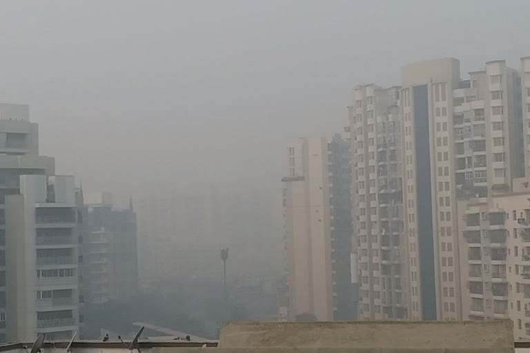 Dense fog lowers visibility  visibility in Delhi  Lower visibility in Delhi  Air pollution in Delhi  ഡൽഹിയിൽ കനത്ത മൂടൽമഞ്ഞ് വാർത്ത  ഗതാഗത തടസം ഡൽഹി വാർത്ത  ഡൽഹി കാഴ്‌ചപരിധിയും ഗതാഗത തടസവും വാർത്ത  ഗതാഗതം തടസപ്പെട്ടു വാർത്ത  delhi fog news