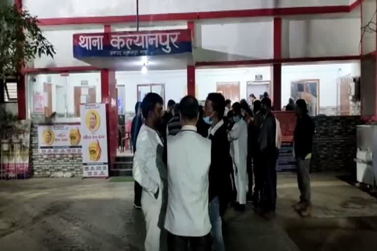 कल्यानपुर थाना के बाहर खड़े बाराती.