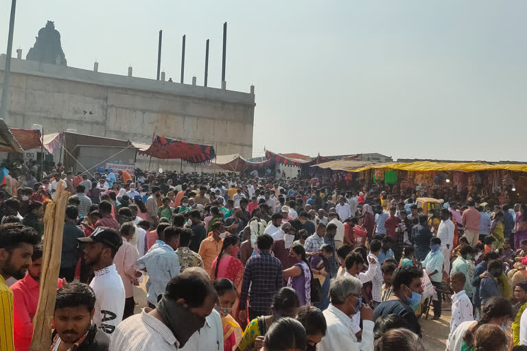 devotees crowd at lakshmi narasimha swamy temple in yadadri bhuvanagiri