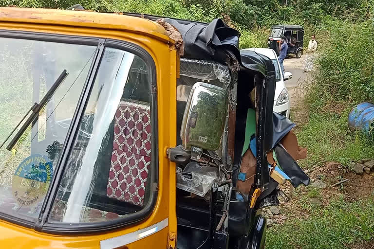 Wild Elephant Attack in Malappuram  Elephant destroyed Auto rikshaw  കാട്ടാന ആക്രമണം