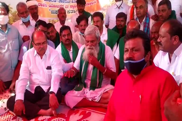 Minister BC Patil Visits farmers protest site at Rattihalli