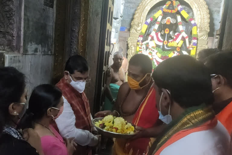 Minister Prahlad Joshi visits Kurundumale Vinayaka Temple