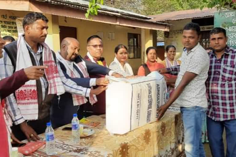 মৰাণৰ লেজাইত অনুসূচীত জাতি উন্নয়ন বৰ্ডৰ হিতাধিকাৰী মাজত সামগ্ৰী বিতৰণ