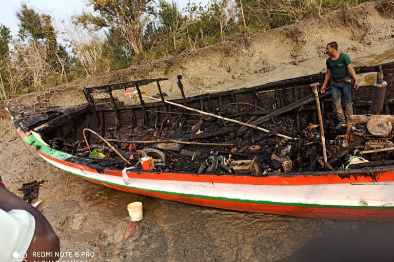 সুন্দরবনে নৌকায় আগুন