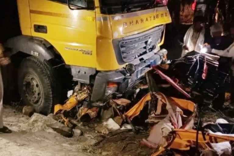 4 died in track and auto rickshaw accident on gangakhed-parli road parbhani