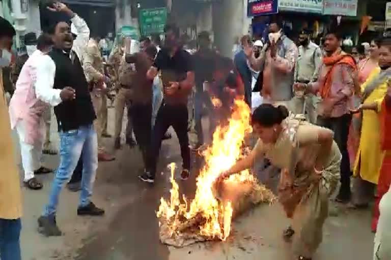 mahila-morcha-burns-effigy-of-cm-and-kiranmayi-nayak-in-dhamtari