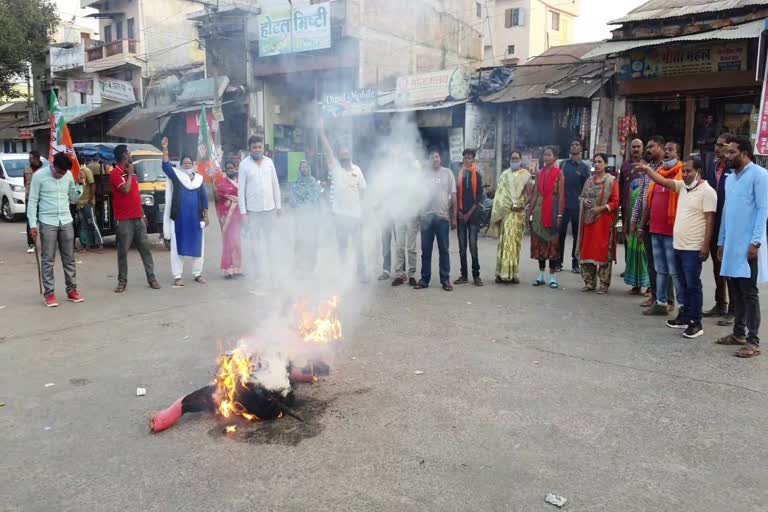 bjp-mahila-morcha-burnt-effigy-of-chief-minister-and-kiranmayi-nayak-in-kondagaon