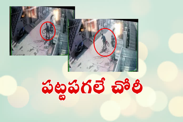 Bicycle theft blindfolded by owners snapped at the cc camera at ananthapuram district