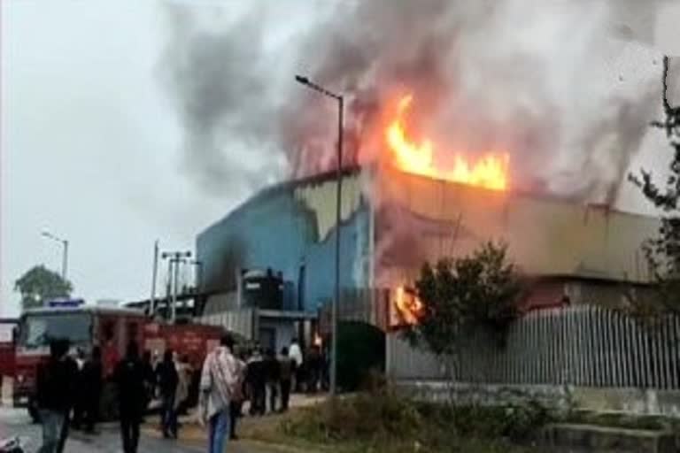 Fire breaks out at a factory in Neemrana, Alwar district. Several fire tenders present at the spot, fire fighting operations underway.