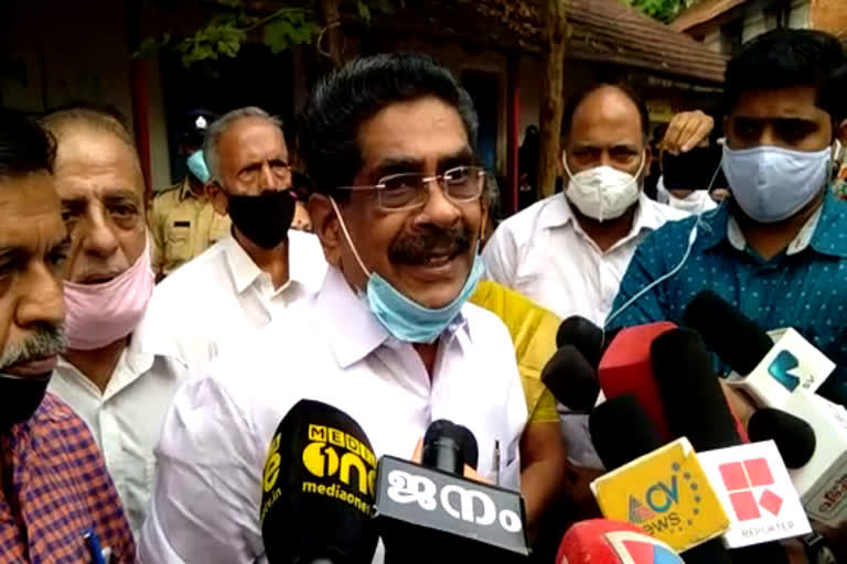 കേരളം വിധിയെഴുതും വാർത്ത  ഇടത് സർക്കാരിന്‍റെ ദുർഭരണം വാർത്ത  മുല്ലപ്പള്ളി രാമചന്ദ്രൻ വാർത്ത  മുല്ലപ്പള്ളി രാമചന്ദ്രൻ തെരഞ്ഞെടുപ്പ് വാർത്ത  നാട്ടുപോരാട്ടം വാർത്ത  കോഴിക്കോട് വോട്ട് വാർത്ത  കോഴിക്കോട് തെരഞ്ഞെടുപ്പ് വാർത്ത  കേരളം തദ്ദേശ തെരഞ്ഞെടുപ്പ് വാർത്ത  നാട്ടുപോരാട്ടം വാർത്ത  യുഡിഎഫ് മികച്ച വിജയം നേടും മുല്ലപ്പള്ളി വാർത്ത  കെപിസിസി അധ്യക്ഷൻ മുല്ലപ്പള്ളി വാർത്ത  കോഴിക്കോട് ചോമ്പാല എൽപി സ്‌കൂൾ വോട്ട് വാർത്ത  misrule left government mullappally news  mullappally ramachandran voting news  chomabola news  kerala local election result against misrule left government news