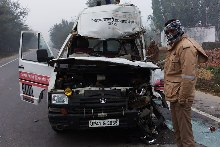 एम्बुलेंस और ट्रक में भिड़ंत.