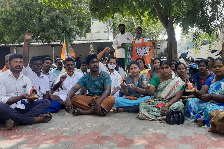 trichy palakarai people protest for road side lamps