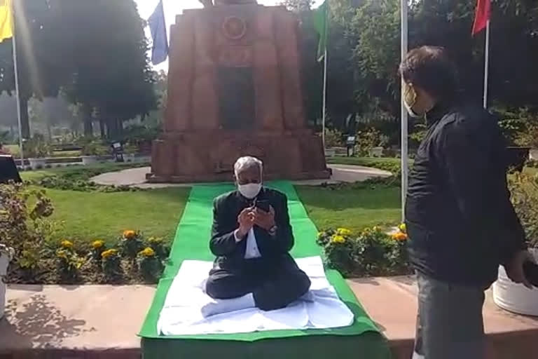 Speaker Ram Niwas Goel sitting on fast