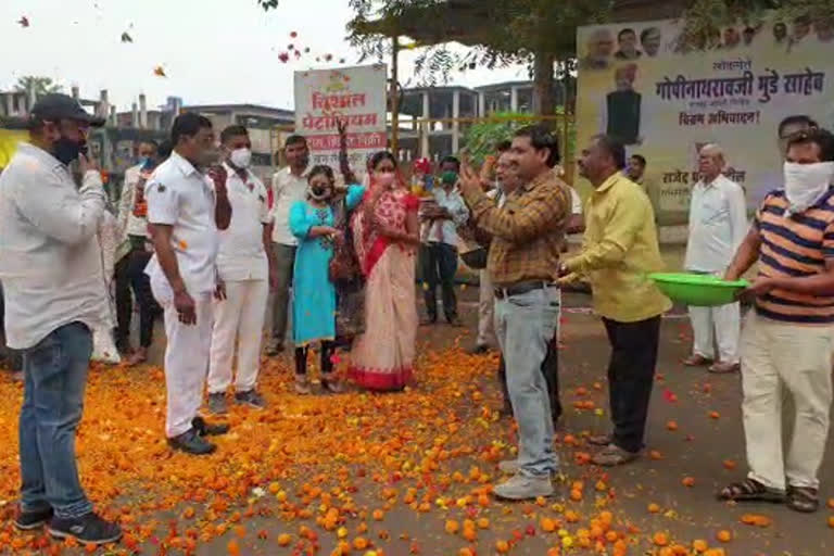 BJP Deputy Mayor Sunil Khadke welcomed