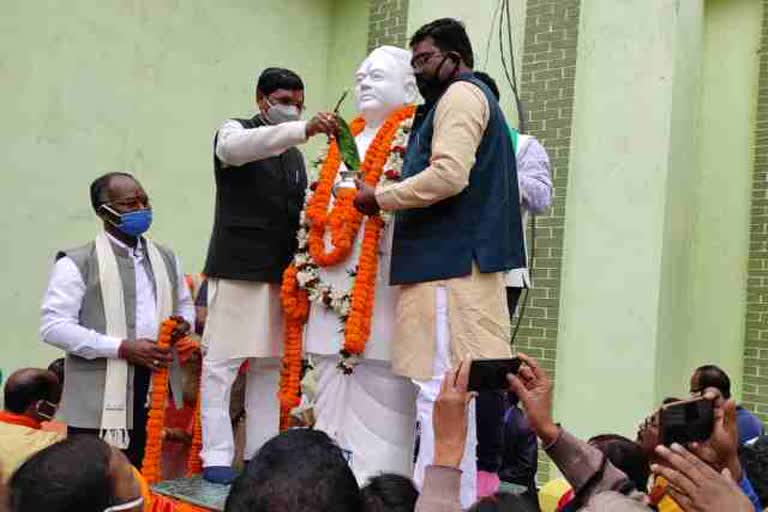 late-lalit-oraon-statue-unveiled-in-gumla