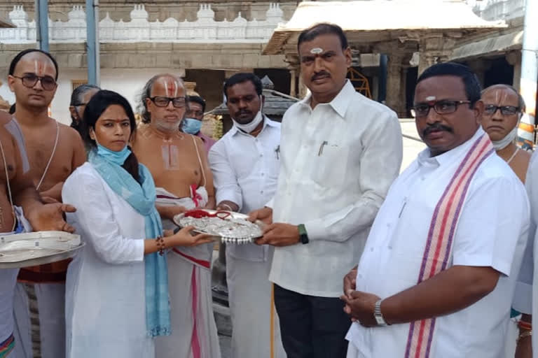 silver ornaments to govindaraja swamy