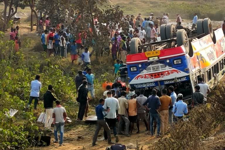 পুরুলিয়ায় বাস উলটে আহত কমপক্ষে 30 জন