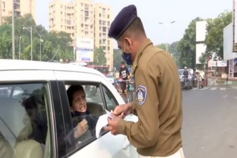 അഹമ്മദാബാദ് പൊലീസ്  ഗുജറാത്ത് കൊവിഡ്  gujarat covid  ahmedabad poice  who did not wear masks in ahmedabad  മാസ്‌ക് ധരിക്കാത്തവരിൽ നിന്ന് പിഴ