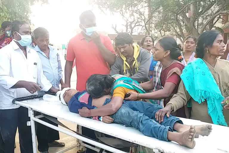 Road accident in kurnool district four people died