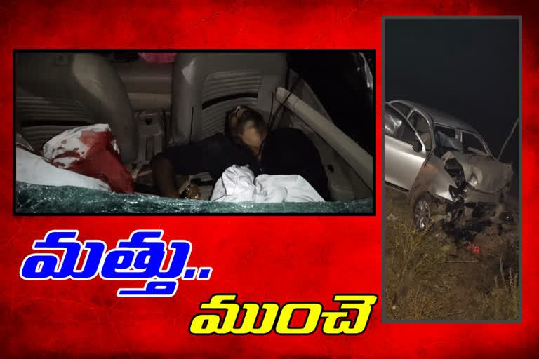 car crashed a welcome arch at peddapalli in peddapally district