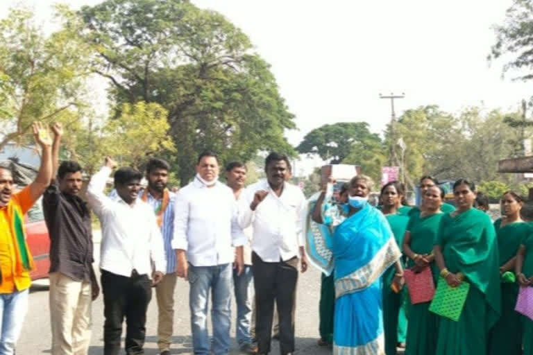 protests against mla muthireddy yadagiri reddy in yashwanthapur