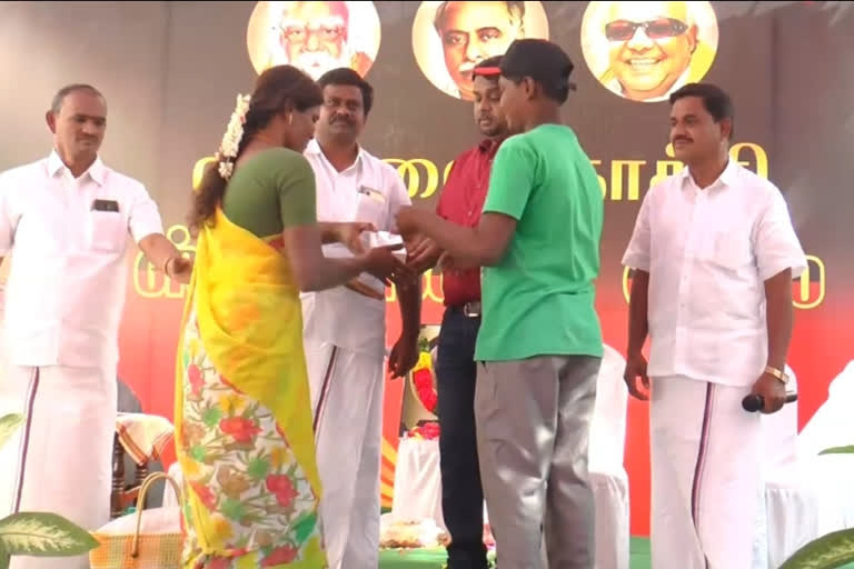 dharmapuri dmk mp senthil kumar given new cell phone to schoool student in a meeting