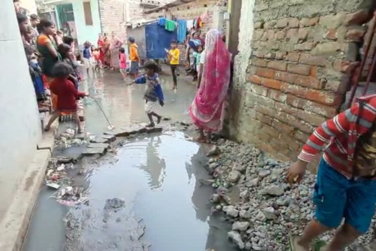 जल-जमाव से परेशान लोग