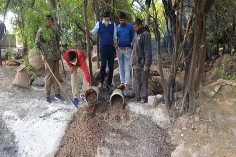 आरोपी गिरफ्तार,raw handcuffs liquor