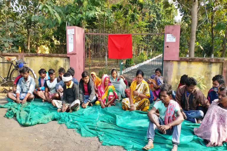 labours protest for demanding wages in pakur